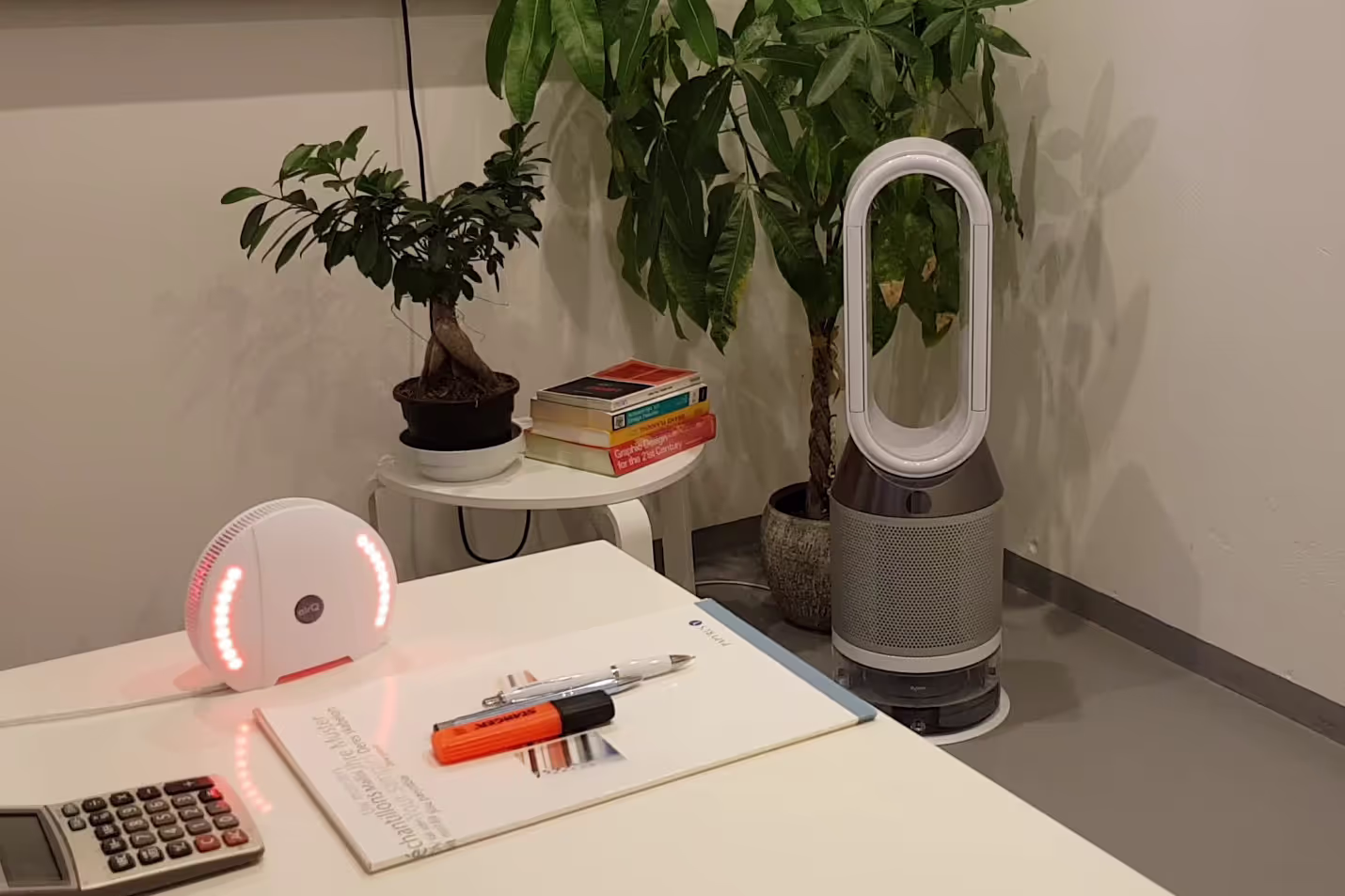 Schreibtisch auf dem der Luftanalysator air-Q steht, im Hintergrund eine Pflanze und der Dyson Pure Humidify sowie der Cool Luftreiniger & Luftbefeuchter. Aufstellung für den Feinstaub-Test