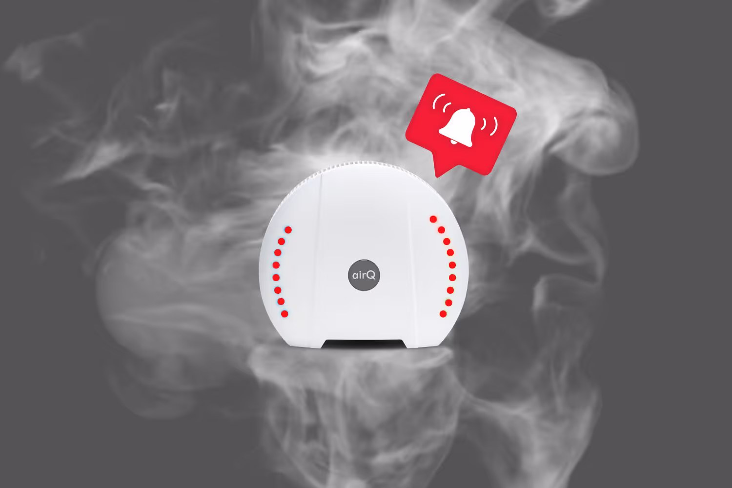 Dunkler Hintergrund mit Rauchschwaden im Vordergrund Rauchmelder air-Q mit rot leuchtenden LEDs und einem roten Alarm-Icon.