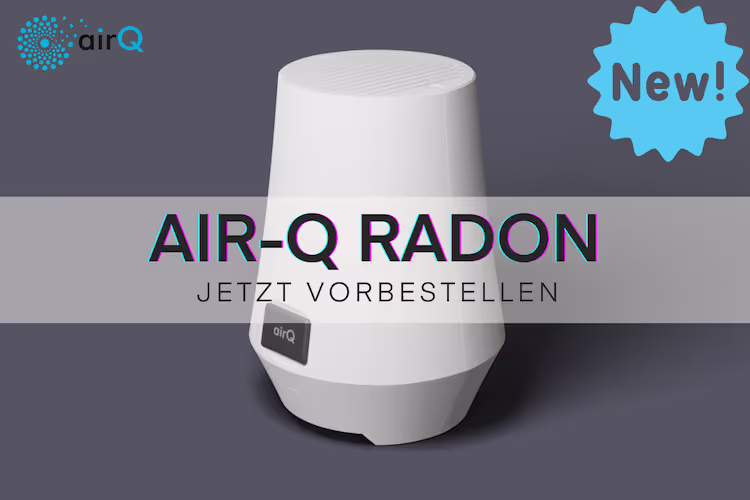 Messgerät air-Q Radon vor grauem Hintergrund mit blauem Neu-Sticker auf der rechten und dem air-Q Logo auf der linken Bildseite