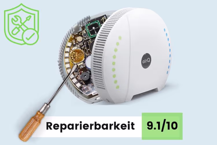 Geöffnetes Messgerät air-Q mit einem Schraubendreher auf blauem Hintergrund, oben links ist das grüne Reparierbarkeitsindex-Logo, unter dem Messgerät steht die Überschrift Reparierbarkeit 9,1 von 10