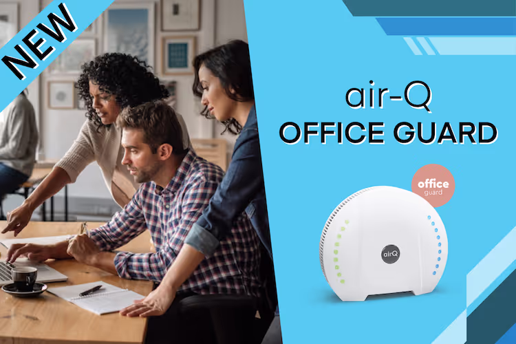 Drei Kollegen schauen auf einen Laptopbildschirm, auf der rechten BIldseite ist das Luftmessgerät air-Q Office Guard auf blauem Hintergrund