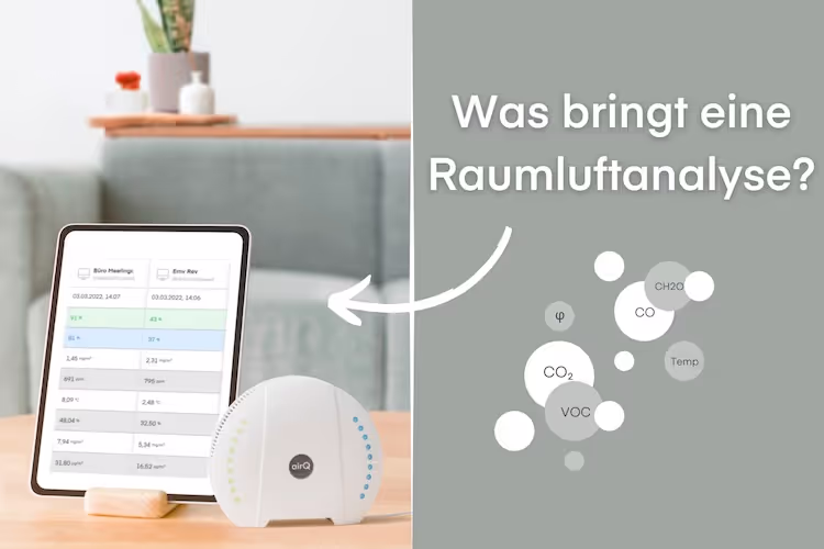 Luftmessgerät air-Q neben Tablet, auf dem die Web-App mit der Datenauswertung der Raumluftanalyse zu sehen ist