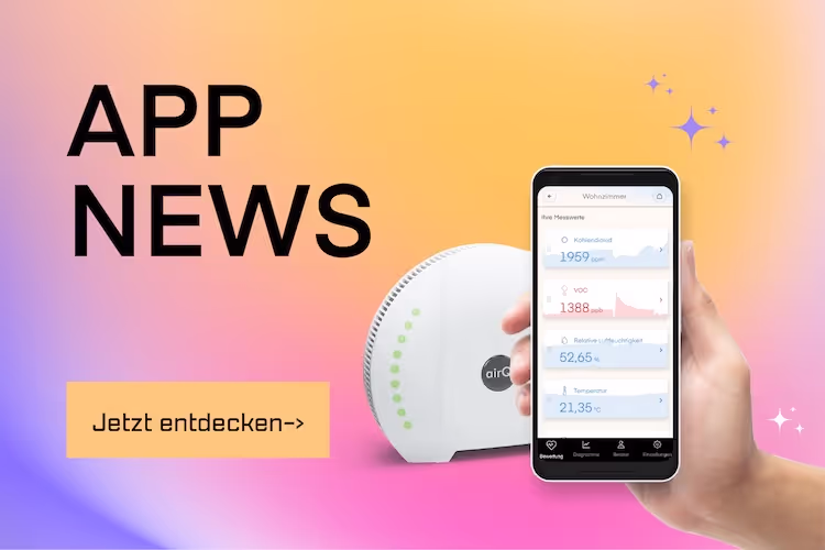 Luftmessgerät air-Q und geöffnete air-Q App auf einem Smartphone mit der Überschrift App News
