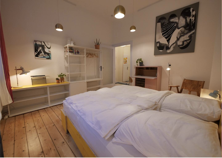 Schlafzimmer in einer Ferienwohnung mit leeren Schränken