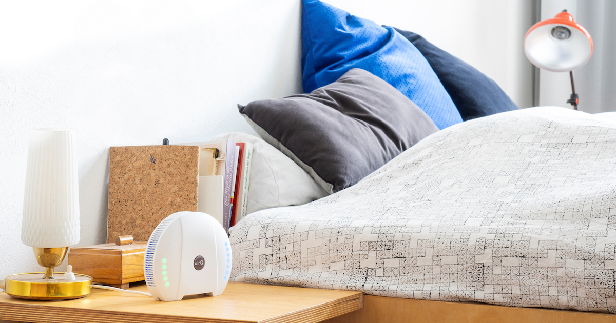 air-Q im Schlafzimmer auf einem Nachttisch neben einem Bett