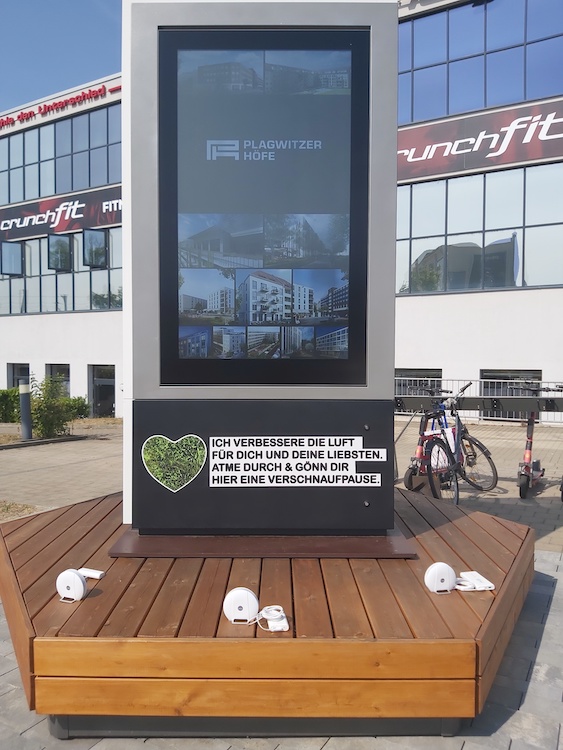 Werbestele Citybreeze auf deren Sitzbank drei Luftmessgeräte air-Q stehen