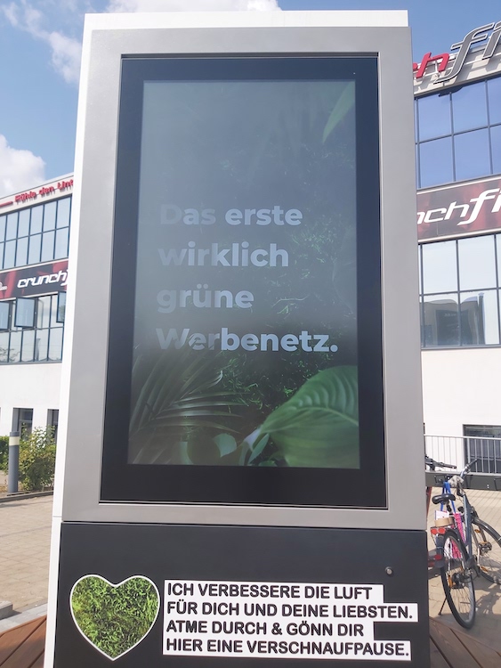 Werbestele CityBreeze mit Werbeslogon "Das erste wirklich grüne Werbenetz"