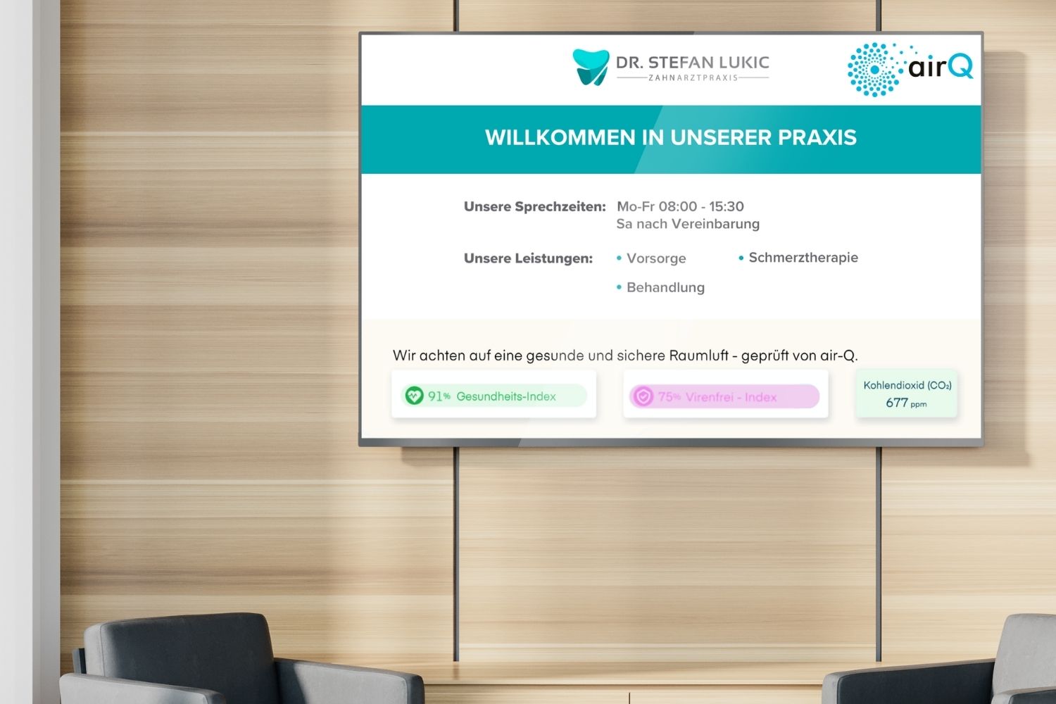 Wartezimmer einer Arztpraxis mit einem Bildschirm an der Wand, auf dem die Patienten Willkommen geheißen werden und ihnen die Luftqualität anhand der air-Q Messwerte gezeigt wird.