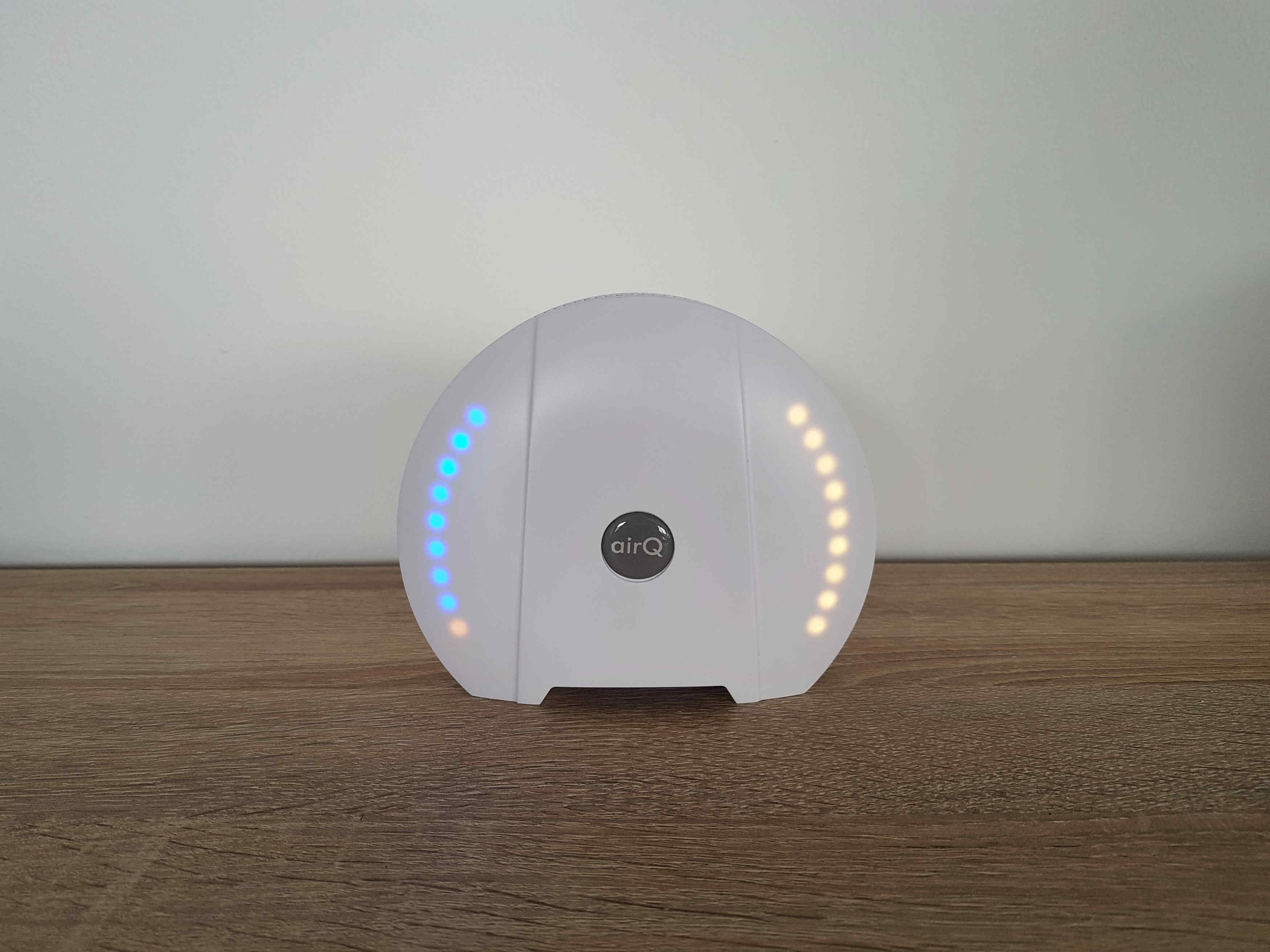 air-Q Luftmessgerät zeigt den CO2- und VOC-Pegel an und gibt bei Überschreitung der Messwerte einen Warnton ab