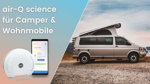 Zweigeteiltes Bild: Linke Seite Luftmessgerät air-Q für Camper mit einem Smartphone als Gaswarngerät Wohnmobil, auf dem die air-Q App geöffnet ist, rechte Seite Campervan am Meer stehend.