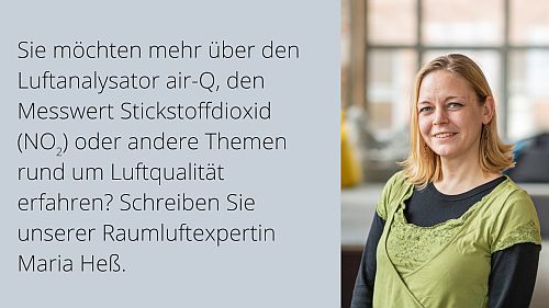 Bild der Stickstoffdioxid Expertin Maria Hess auf der rechten Bildseite, links befindet sich das Zitat der Luftexpertin: "Sie möchten mehr über den Luftanalysator air-Q, den Messwert Stickstoffdioxid oder andere Themen rund um Luftqualität erfahren? Schreiben Sie unsererRaumluftexpertin Maria Heß.