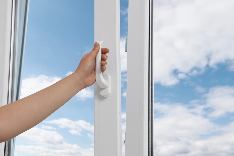 Angekipptes Fenster air-Q Feuchtigkeit in der Wohnung