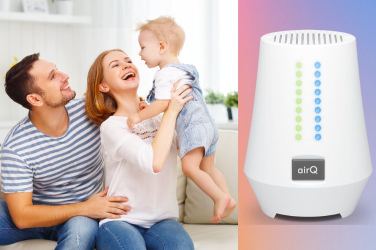 Familie aus Vater, Mutter mit Kleinkind mit air-Q radon