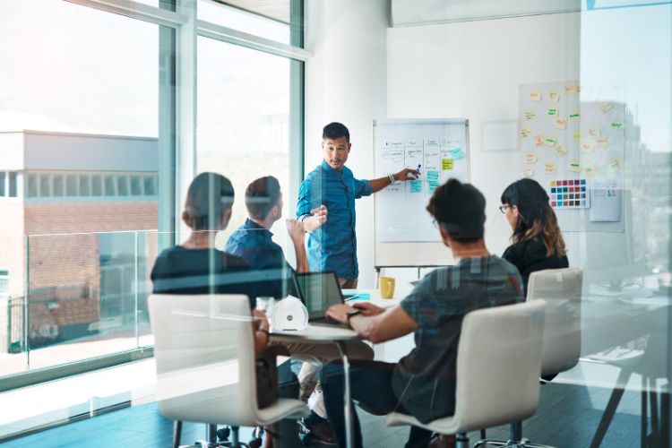 Konferenzbüro mit dem air-Q jetzt ESG-Kriterien einhalten