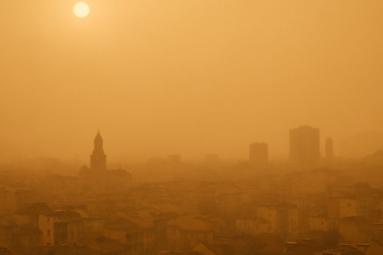 Sahrastaub in einer Stadt. Jetzt Luftwerte messen mit dem air-Q!