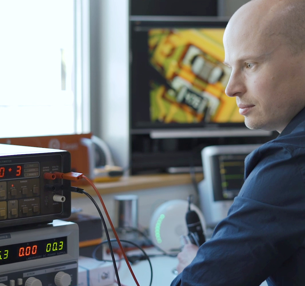 Dr. Daniel Lehmann – Im Labor mit dem air-Q Luftmessgerät