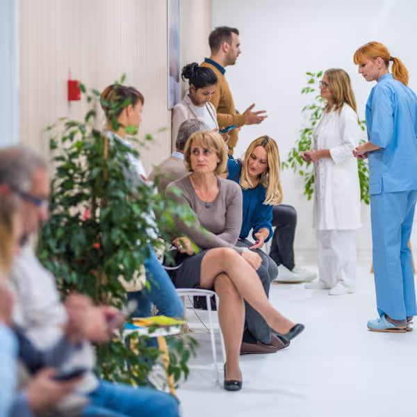 Wartezimmer einer Arztpraxis mit air-Q Virenfrei-Index