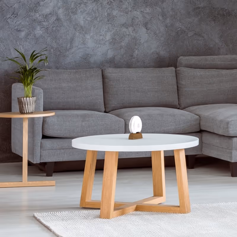 Luftanalysator air-Q im Wohnzimmer