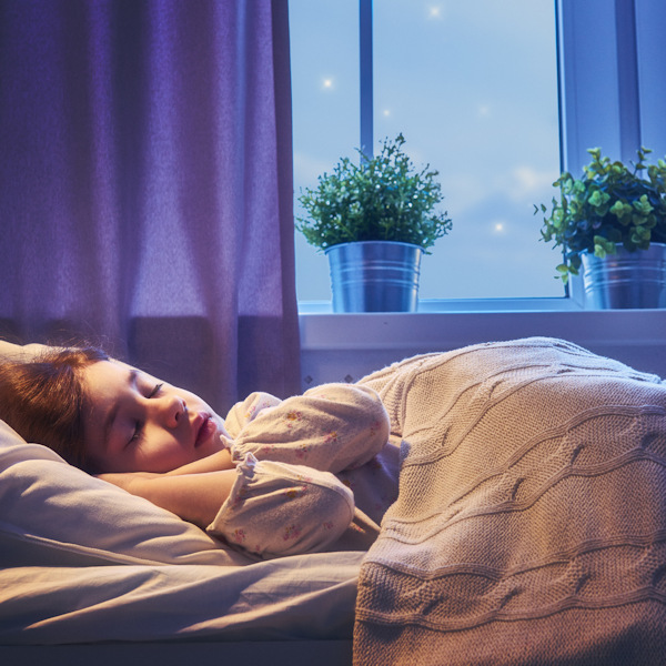 Kind schläft gesund im Schlafzimmer