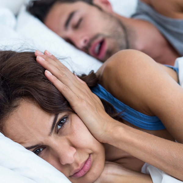 Schnarchen und Lärm im Schlafzimmer aufzeichnen