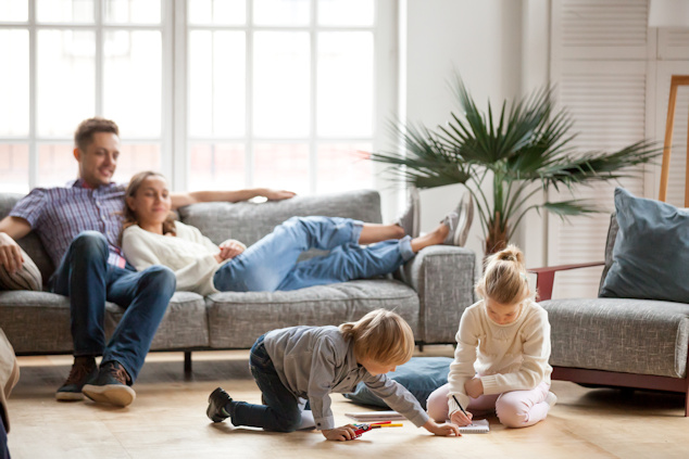 Familie zu Hause – gute Luft schützt die Gesundheit