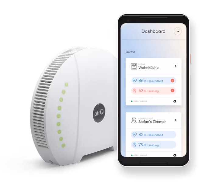 air-Q schräg mit Smartphone Dashboard im Smart Home